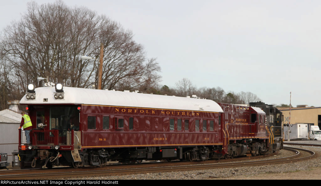 NS 36 brings up the rear of train 905